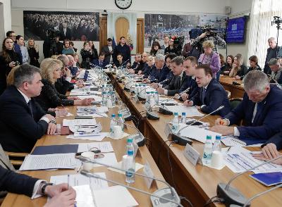 Татьяна Голикова представила нацпроекты «Продолжительная и активная жизнь» и «Новые технологии сбережения здоровья» Татьяна Голикова представила нацпроекты «Продолжительная и активная жизнь» и «Новые технологии сбережения здоровья»